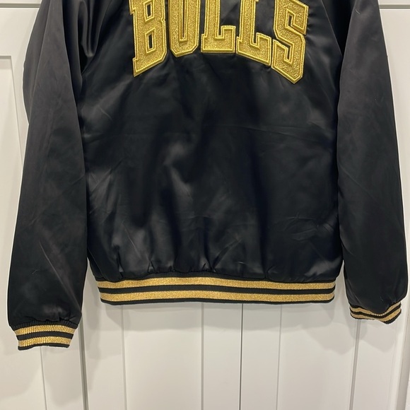 NBA UNK Chicago Bulls Black and Gold Bomber Jacket - Picture 12 of 16